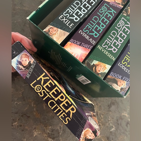 Keeper of the Lost Cities by Shannon Messengers Books 1-5 boxed set - Picture 3 of 3